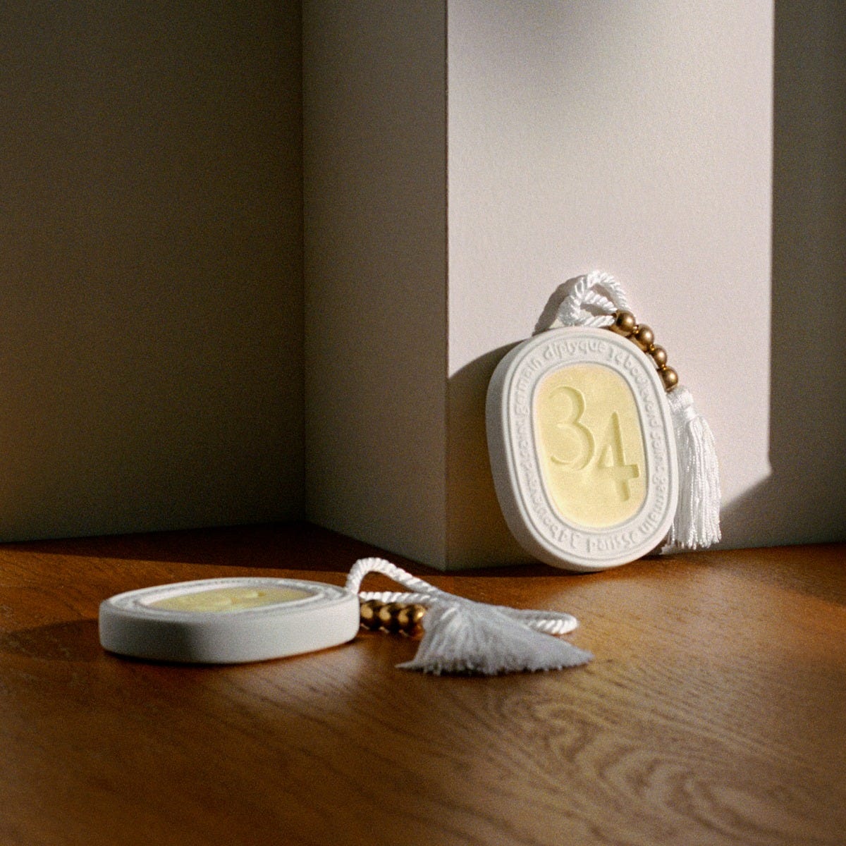 Nước Hoa Ô Tô Diptyque Sáp Treo Thơm Scented Oval 34 Boulevard Saint Germain 35g