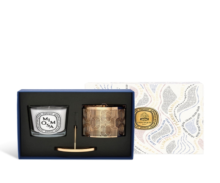 https://www.diptyqueparis.com/media/catalog/product/d/i/diptyque-lantern-set-with-mimosa-candle-190g-xm23lantern-rvb-bd-3.jpg?quality=100&bg-color=255,255,255&fit=bounds&height=602&width=722&canvas=722:602